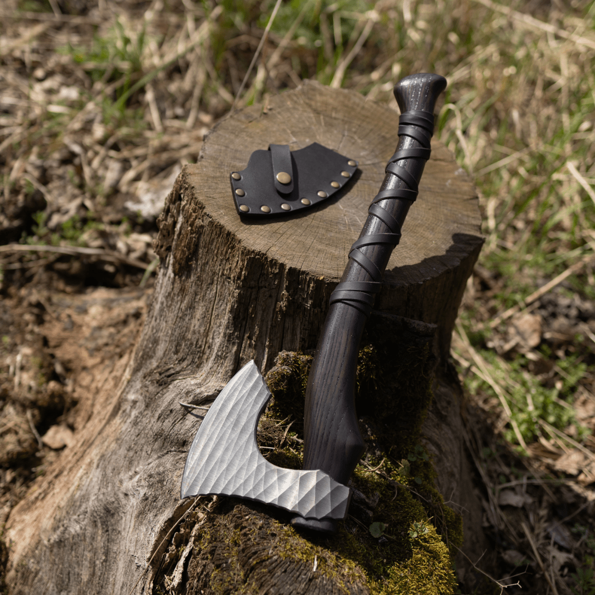 Hand forged axe “Sterk Vorley” with leather cover