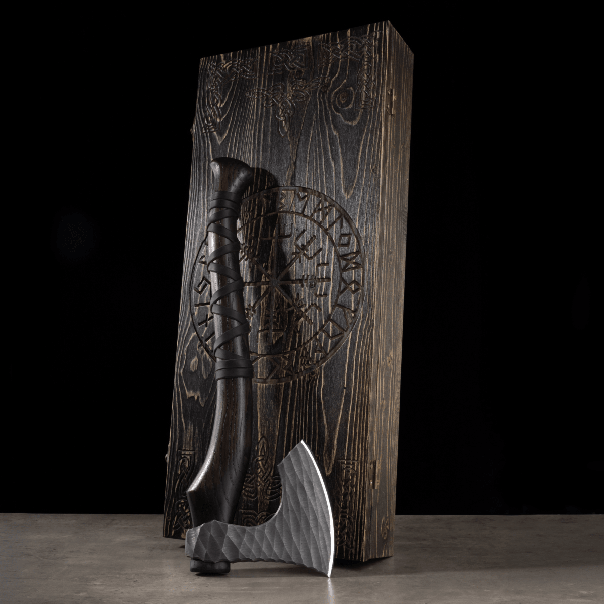 Hand forged axe “Sterk Vorley” with leather cover